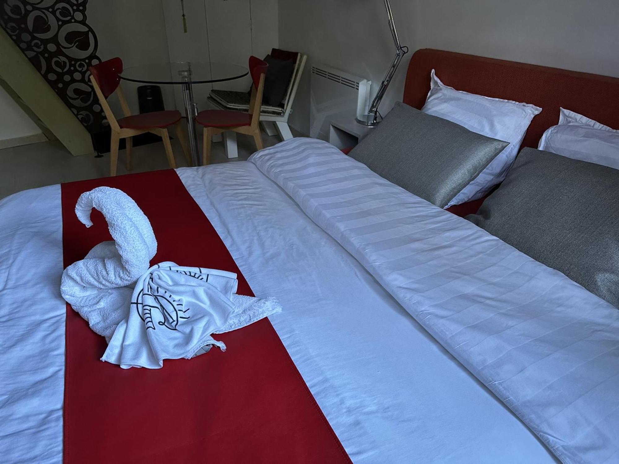 48 Urban Suites Dun-le-Palestel Chambre photo